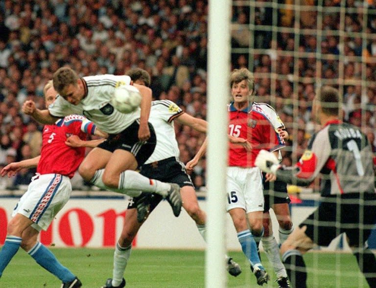 El futbolista alemán Oliver Bierhoff marca de cabeza un gol a República Checa en la final de la Eurocopa de 1996, el 30 de junio de ese año en Londres (Gerry Penny)