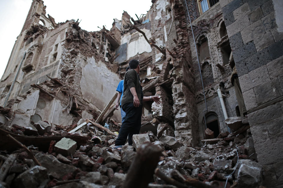 Yemeni people inspect a rains-collapsed UNESCO-listed building in the old city of Sanaa, Yemen, Wednesday, Aug 10, 2022. (AP Photo/Hani Mohammed)