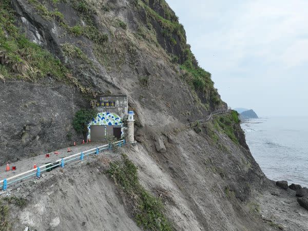 花蓮親不知子海上古道（又稱「親不知子天空步道」）在地震後受創嚴重，入口處遭土石掩埋 。（圖：花蓮縣豐濱鄉公所提供）