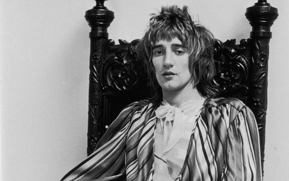 In den 60er-Jahren hatte er sich bereits als Sänger bei zahlreichen Bands (Jeff Beck Group, Faces) einen Namen gemacht, die Single "Maggie May" machte ihn 1971 auch zum Solo-Star: Rod Stewart, hier auf einem Foto von 1973. (Bild: Roy Jones/Evening Standard/Getty Images)