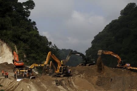 Heavy machinery work in an area affected by a mudslide in Santa Catarina Pinula, on the outskirts of Guatemala City, October 5, 2015. REUTERS/Jose Cabezas