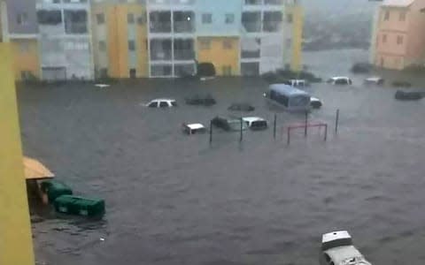 <p>Las inundaciones en Barbuda provocaron que el nivel del agua superara prácticamente la altura de los coches </p>