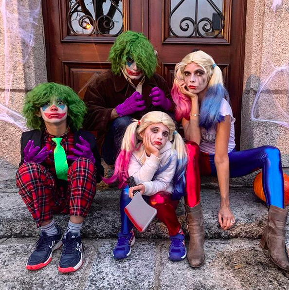 Sylvie Tellier fête Halloween en famille, avec son mari et ses enfants. Les hommes sont déguisés en Joker et les femmes en Harley Quinn !