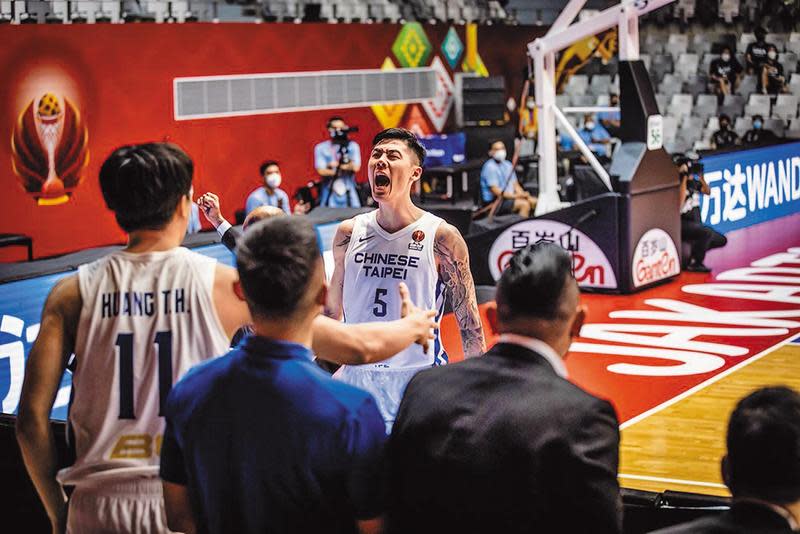 劉錚在亞洲盃籃賽的表現不錯，因此場上也受到敵隊的重視，會特別緊盯他。（翻攝自FIBA官網）