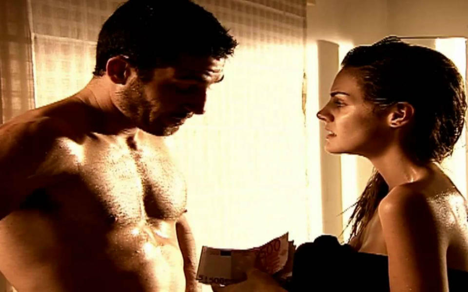 La serie 'Sin tetas no hay paraíso' (2008-2009) catapultó las carreras de sus dos protagonistas: Miguel Ángel Silvestre y Amaia Salamanca. El primero, que interpretaba a un narcotraficante llamado 'El Duque', abandonó la ficción de Telecinco después de la segunda temporada para hacer cine. (Foto: Mediaset)