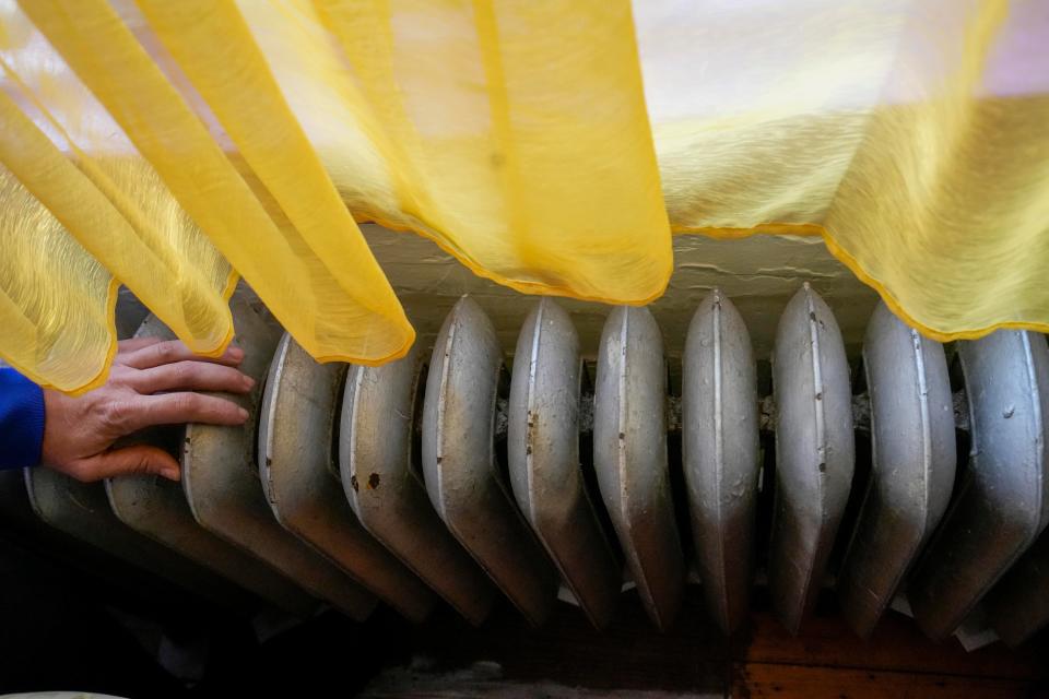 Bobbie Jo O'Dell touches the heating system in her apartment that hasn't been working for weeks at 2904 W. Wisconsin Ave., Milwaukee.