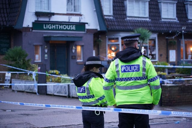 Oficiales de policía patrullan el cordón afuera del pub Wallasey Village (Peter Byrne/PA)