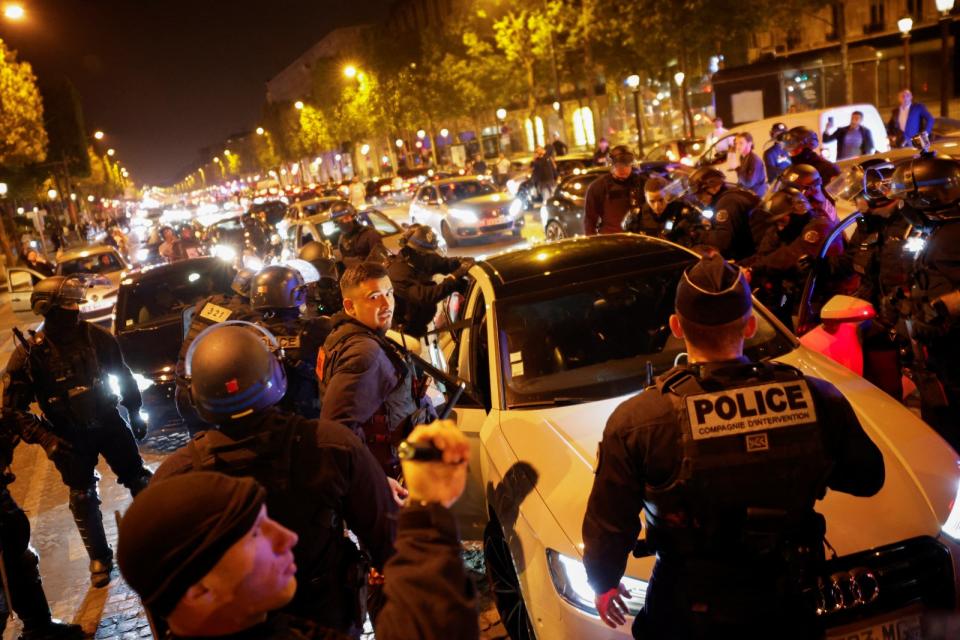巴黎警方1日晚間在香榭麗舍大道派駐大批警力，期間拘捕一名青年。路透社