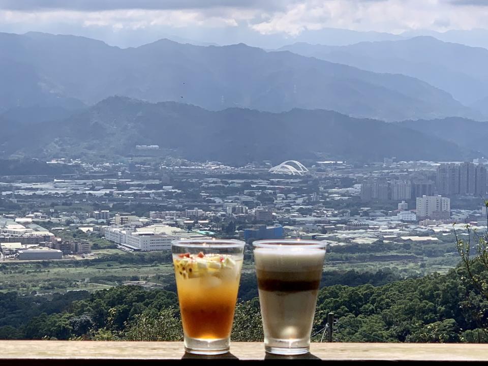 從2樓露臺往下眺望，不同角度看台北、新北與桃園三都，好像小巧可愛的積木村。（攝影：三小姐的地球愛吃誌）