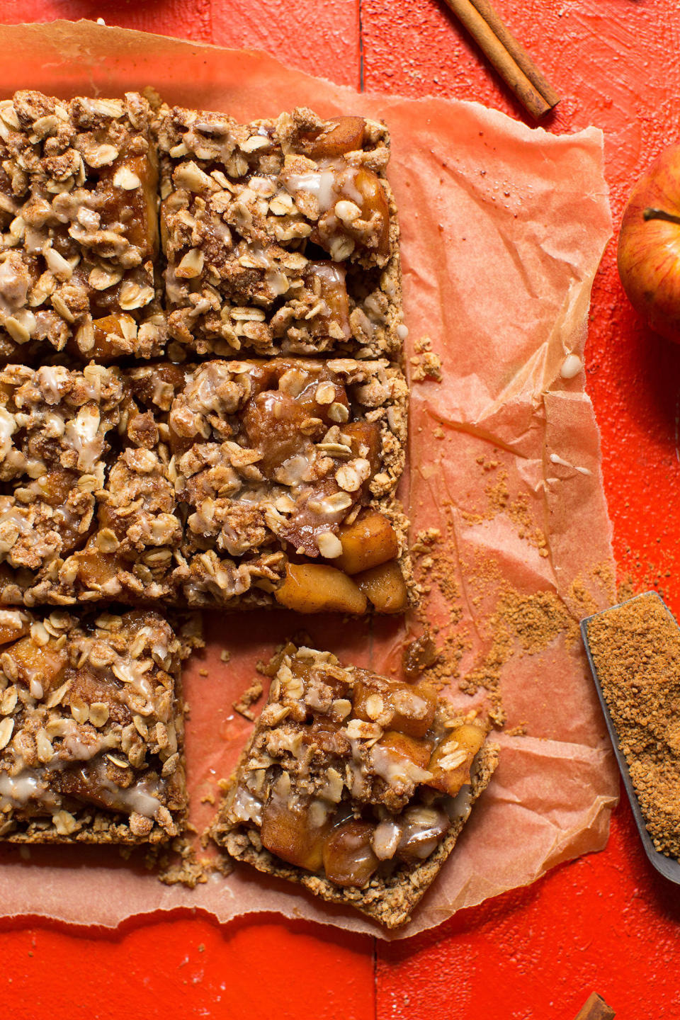 <strong>Get the <a href="http://minimalistbaker.com/apple-pie-crumble-bars-vegan-gf/" target="_blank">Vegan Apple Pie Crumble Bars recipe</a>&nbsp;from Minimalist Baker</strong>