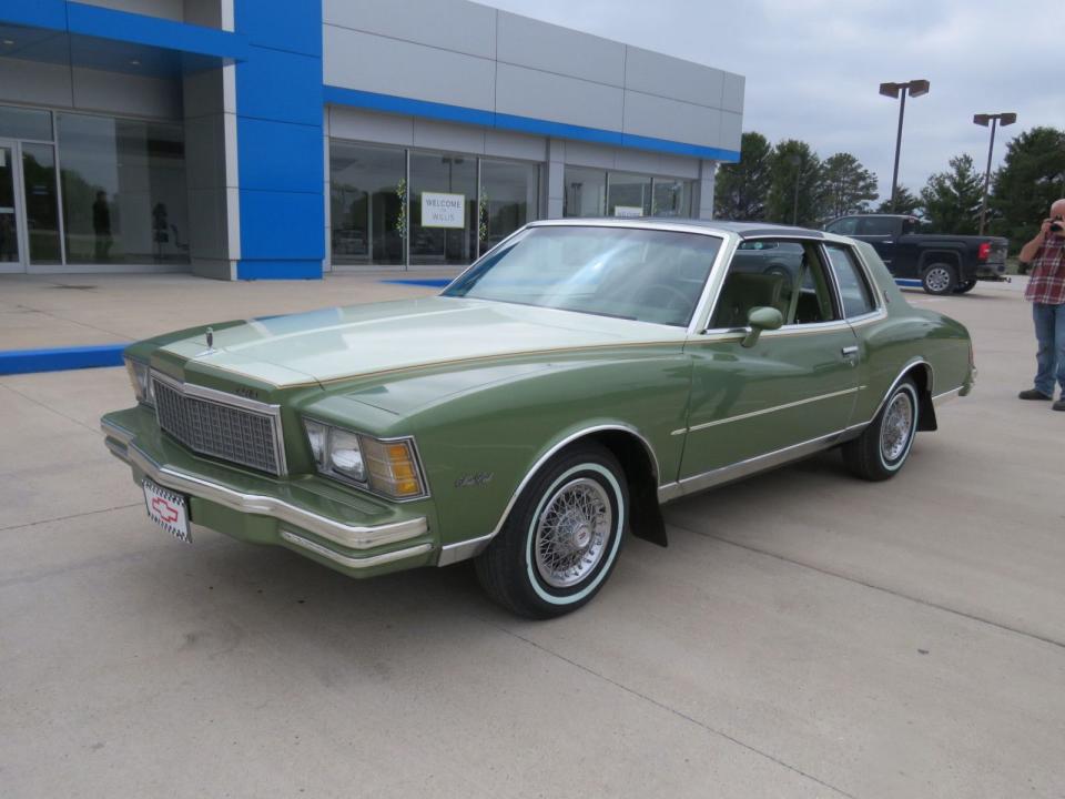 <img src="1979-monte-carlo.jpg" alt="A 1979 Chevrolet Monte Carlo T-Top Coupe">