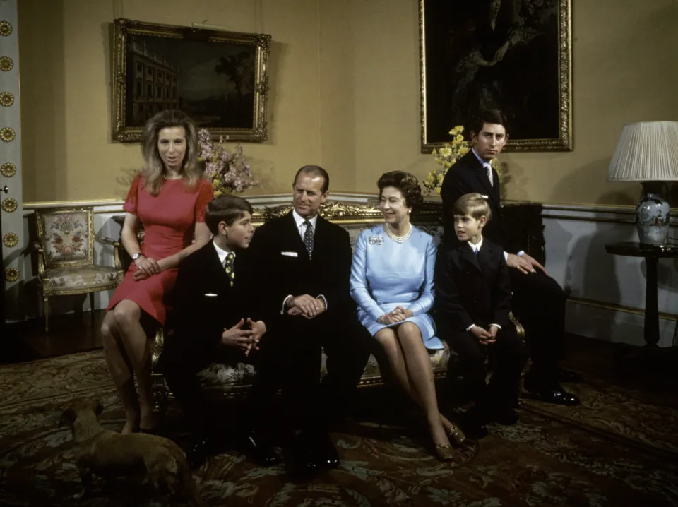 英國女王共有四名兒女，兒女的婚事讓女王傷透腦筋。圖中由左至右分別為安妮長公主、安德魯王子、菲立普親王、伊莉莎白二世、愛德華王子、查爾斯王子。圖片來源：Getty Images