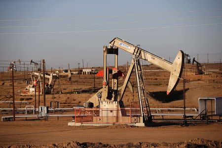 An oil field is seen at sunrise near Bakersfield, California October 14, 2014. REUTERS/Lucy Nicholson/Files