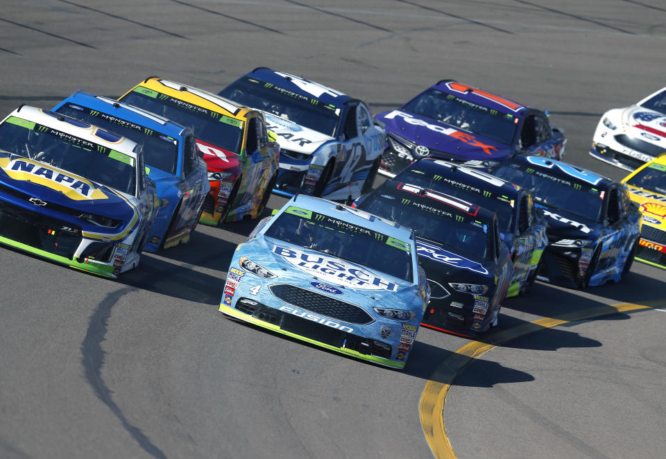 Kevin Harvick (4) leads the field for the green flag start during a NASCAR Cup Series auto race on Sunday, Nov. 11, 2018, in Avondale, Ariz. (AP Photo/Rick Scuteri)