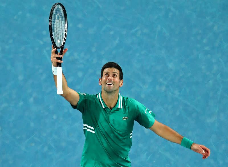 Foto del lunes del tenista serbio Novak Djokovic celebrando su victoria en la primera ronda del Abierto de Australia