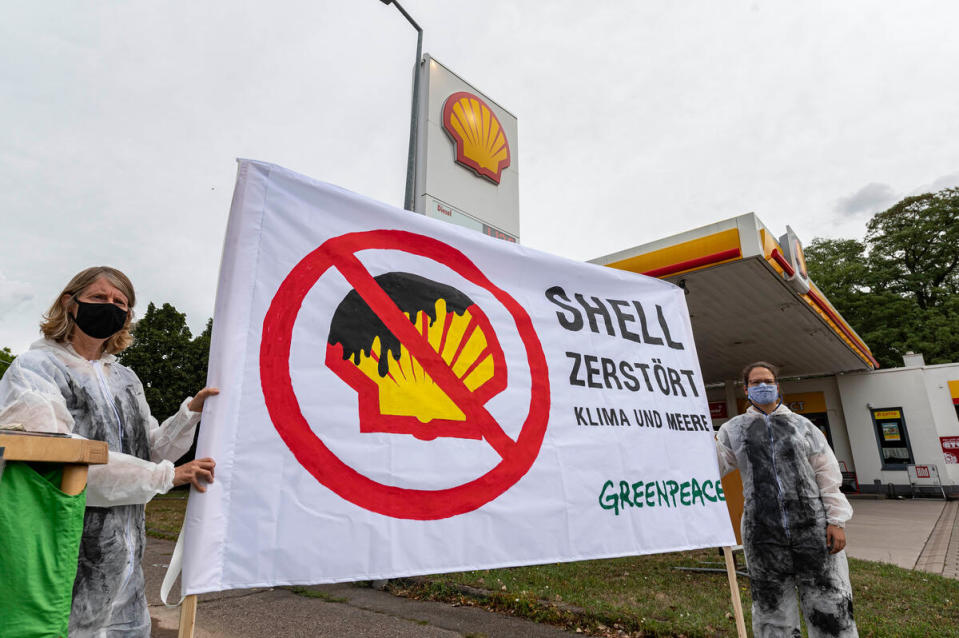 2020年，綠色和平德國辦公室行動者於殼牌石油的加油站，舉布條指出「Shell毀了氣候和海洋」，要求停止利用高碳排、高污染的化石燃料營利，為環境與人民安全負起責任。
