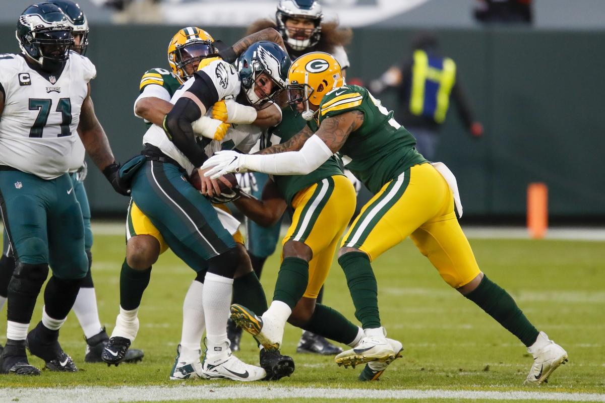 Carson Wentz benched for Jalen Hurts; Eagles fall to Green Bay