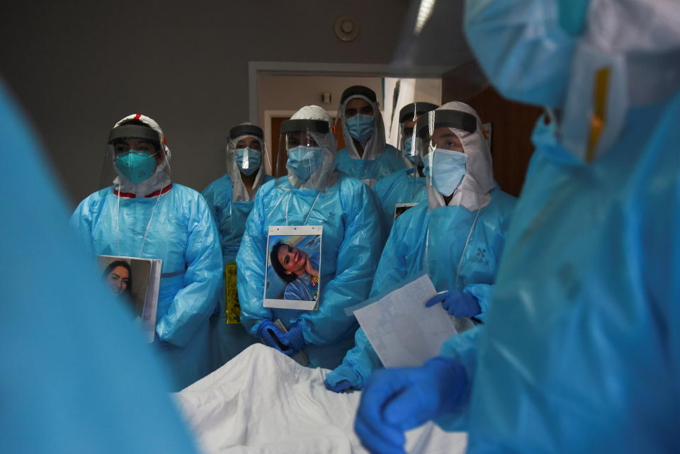 美國疫情炸鍋，休士頓一間醫療中心的醫護人員，正在治療染上新冠肺炎的患者。圖片來源：REUTERS。