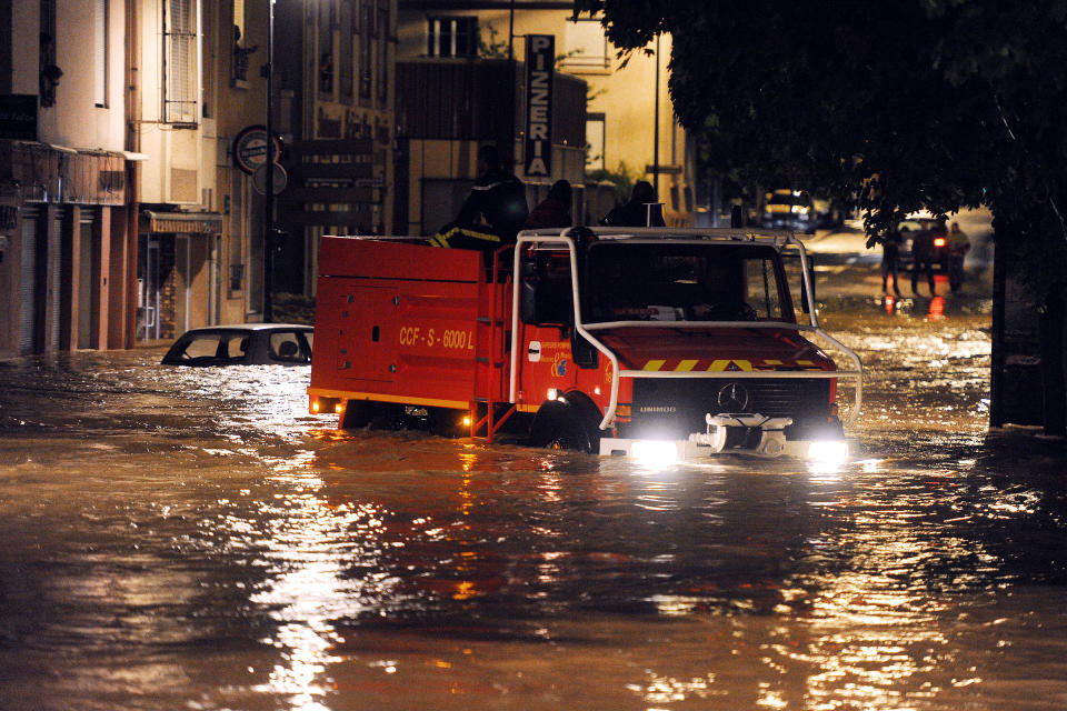 Un camion de pompiers dans une rue inondée à Villers-lès-Nancy, en Meurthe-et-Moselle, dans la nuit du 21 au 22 mai 2012. AFP