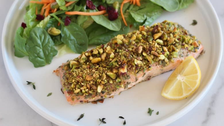 Salmon with pistachio crust with lemon and salad
