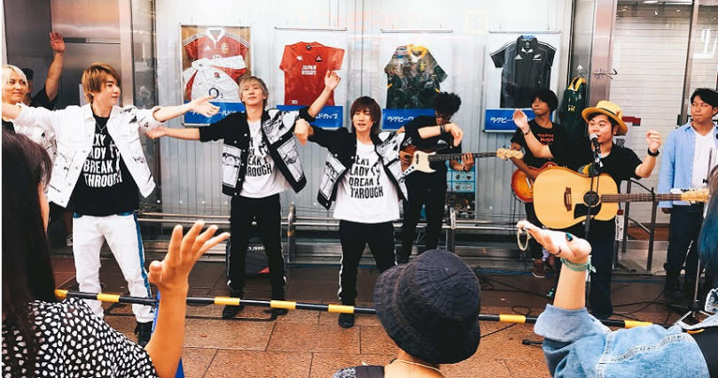 黃子軒與平快與break_through在日本三宮街頭演出。
