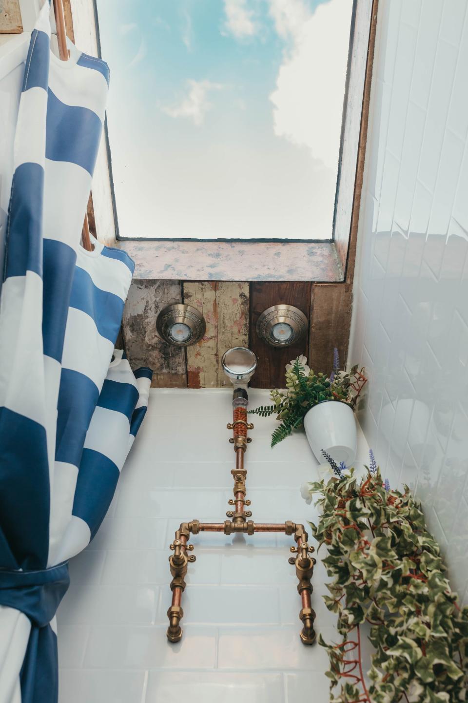 La originalidad se encuentra igualmente en la cabina de ducha, en la que las tuberías están a la vista. Además, cuenta con tableros de madera estilo retro y una claraboya en el techo que permite la entrada de luz. (Foto: <a href="http://www.simonandkianaphotography.com/blog/ernie-supertramped-tiny-home-conversion" rel="nofollow noopener" target="_blank" data-ylk="slk:Simon and Kiana Photography;elm:context_link;itc:0;sec:content-canvas" class="link ">Simon and Kiana Photography</a> / Facebook / <a href="http://www.facebook.com/supertrampconversions/posts/morning-folks-so-here-is-ernie-through-the-lens-of-a-camera-these-photos-really-/525928541283559/" rel="nofollow noopener" target="_blank" data-ylk="slk:supertrampconversions;elm:context_link;itc:0;sec:content-canvas" class="link ">supertrampconversions</a>).