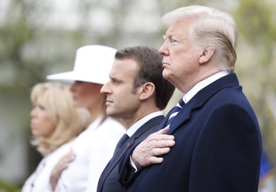 (FOTOS) Doble beso francés y mucha pompa: así recibió Trump a Macron en la Casa Blanca