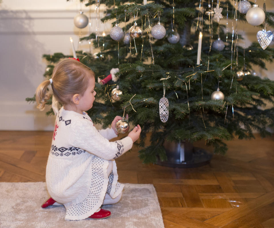 Beim Christbaumschmücken darf Prinzessin Estelle sogar mithelfen. Richtig so, die schwedische Zuckerpuppe hat nämlich einen ausgezeichneten Geschmack, einen guten Blick und ein ästhetisches Auge. Der Christbaum wurde sicherlich ein echter Hingucker.