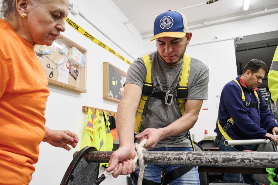 Edgar Alayón, que vino de Venezuela a Estados Unidos el año pasado, en una sesión de capacitación sobre seguridad en la construcción organizada por la red Catholic Charities de la arquidiócesis de Nueva York, el 22 de febrero de 2024. (Mohamed Sadek/The New York Times)