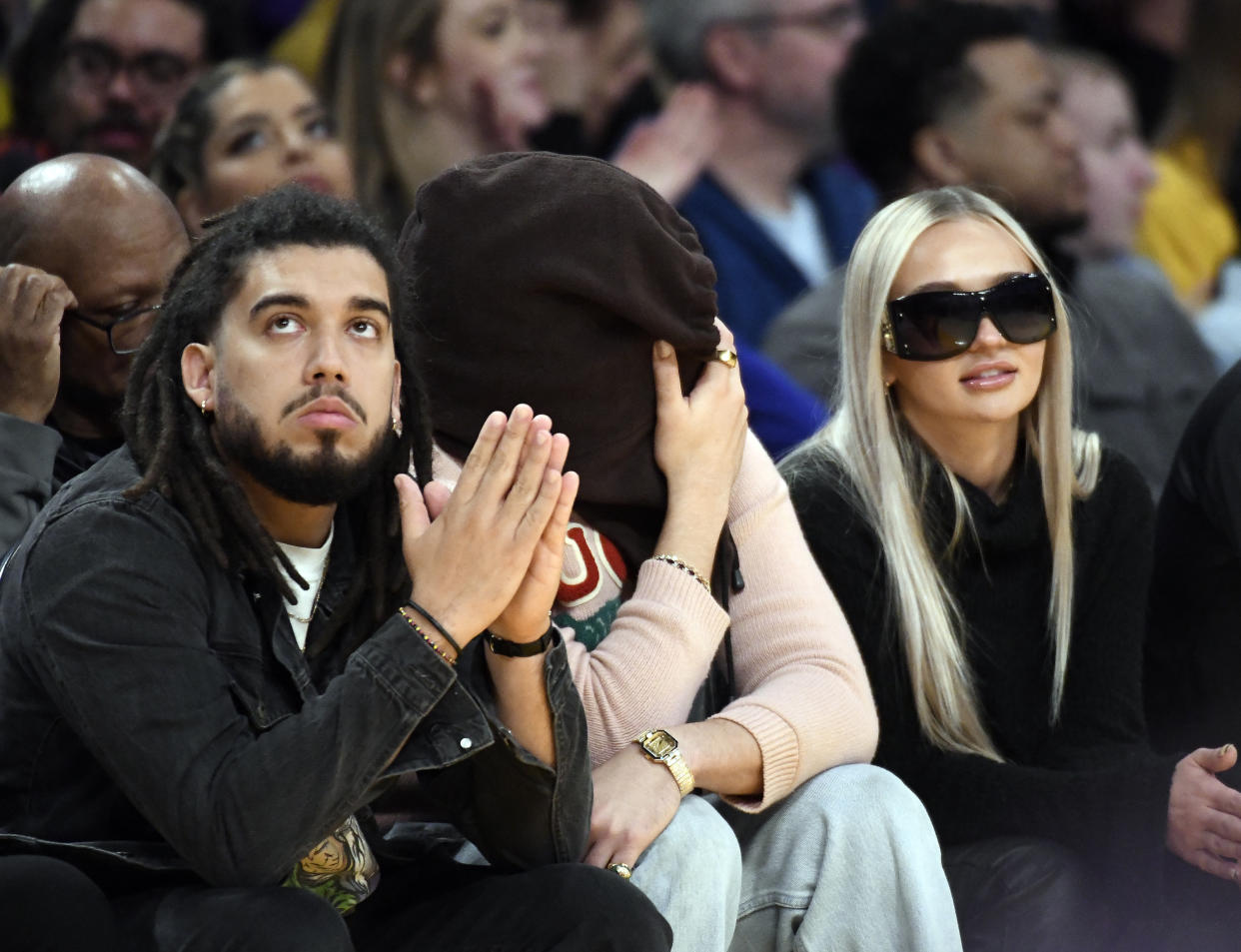 Bad Bunny en un juego de basketball en el Crypto.com Arena  2023 en Los Angeles, California. Photo by Kevork Djansezian/Getty Images)