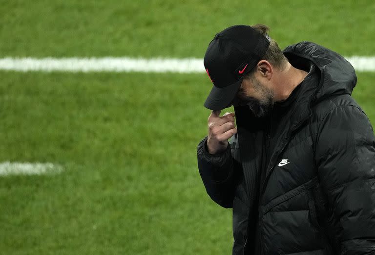 Jurgen Klopp mira al césped, desconsolado por el momento del equipo