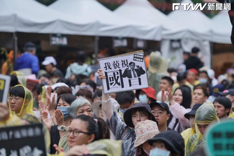 不少民間團體昨日在立院發起「我藐視國會」全台串聯活動，眾人集體抗議國會黑箱，民眾黨立委黃國昌也成砲轟對象。（圖／記者盧逸峰 攝）