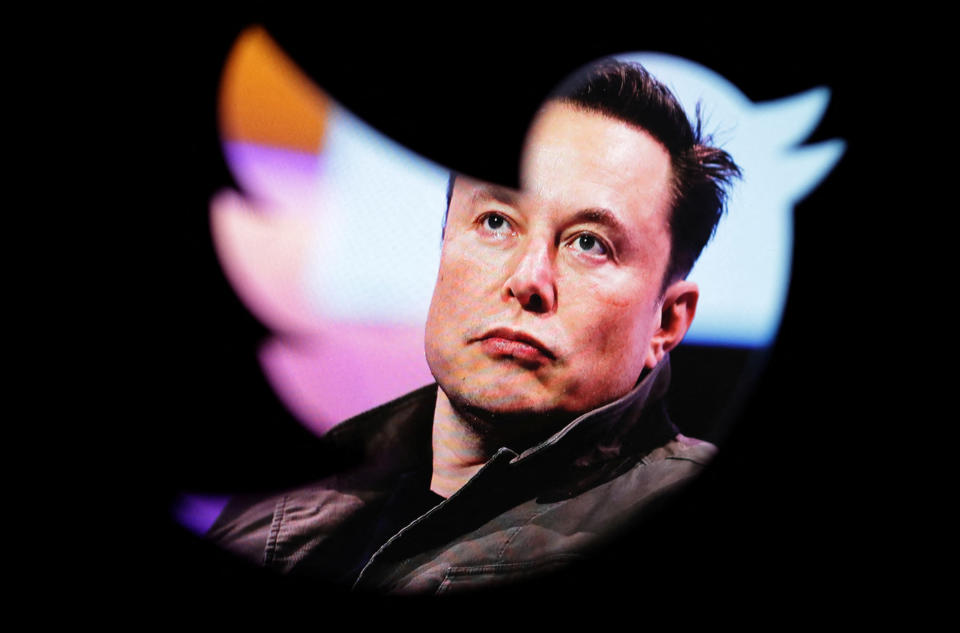 รูปภาพของ Elon Musk มองเห็นได้ผ่านโลโก้ Twitter ในภาพประกอบนี้ถ่ายเมื่อวันที่ 28 ตุลาคม 2022 REUTERS/Dado Ruvic/Illustration