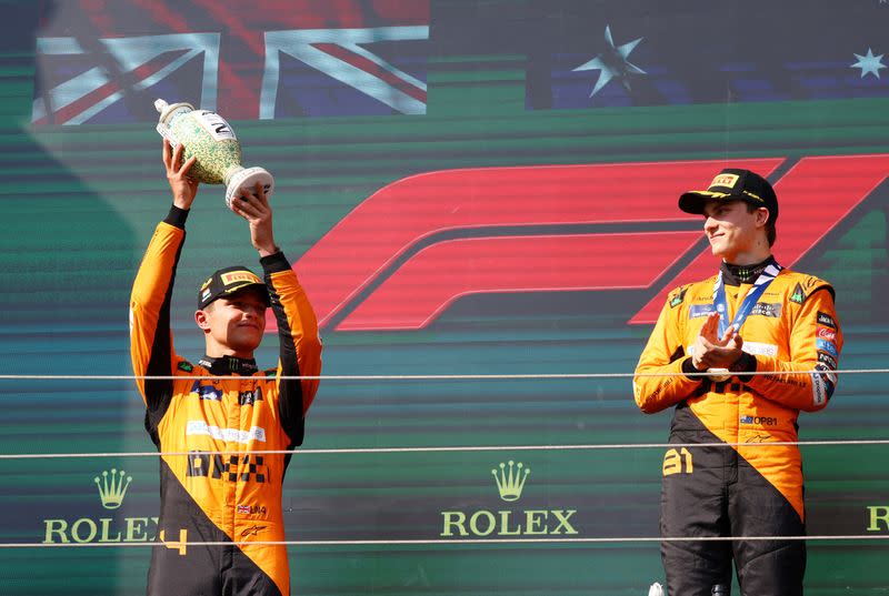 Lando Norris de McLaren celebra con un trofeo en el podio después de terminar en segundo lugar en el Gran Premio de Hungría mientras el ganador Oscar Piastri, también de McLaren, aplaude, en el autódromo Hungaroring, Budapest, Hungría