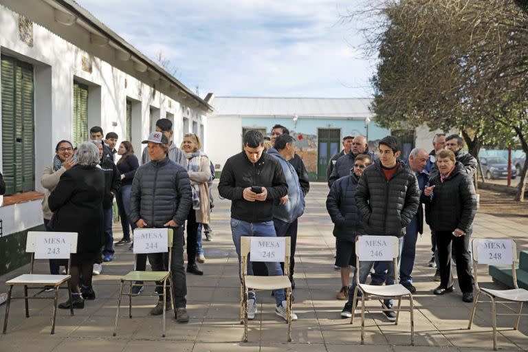 Largas filas. La espera en una escuela de Pilar; la participación fue del 75%