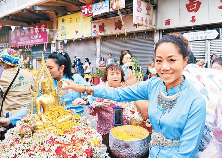 由市建局與泰裔機構組成的「泰人義工隊」，昨出動協助準備潑水節盛事。（市建局提供）