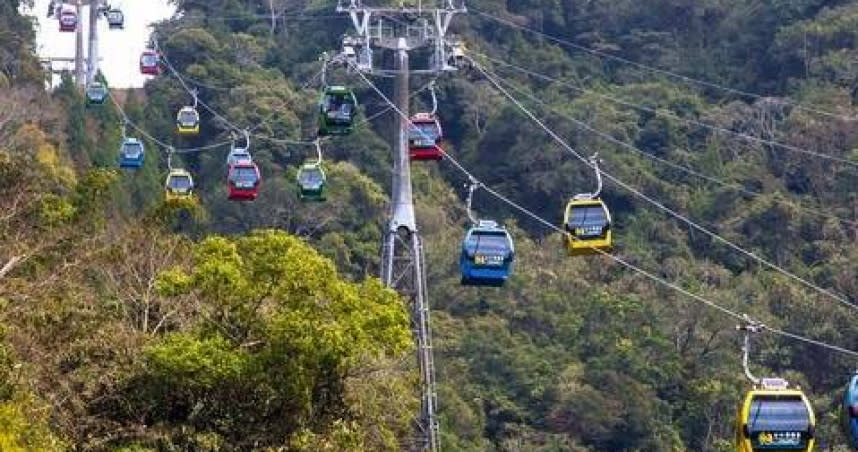 伊達邵纜車站完工啟用，提供民眾由空中俯瞰日月潭美景的新選擇，也成為當地觀光新亮點及著名地標，深受遊客喜愛，但今天卻傳出有民眾在纜車站一旁的步道上，因身體不適而猝逝。（圖／交通部觀光局提供）