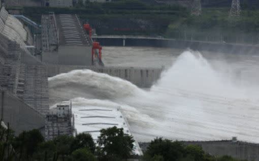 三峽大壩洩洪。（圖／翻攝自三峽晚報微博）