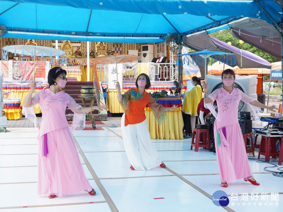 行動佛殿154站屏東新園，花漾年華旗袍隊樂藝供佛