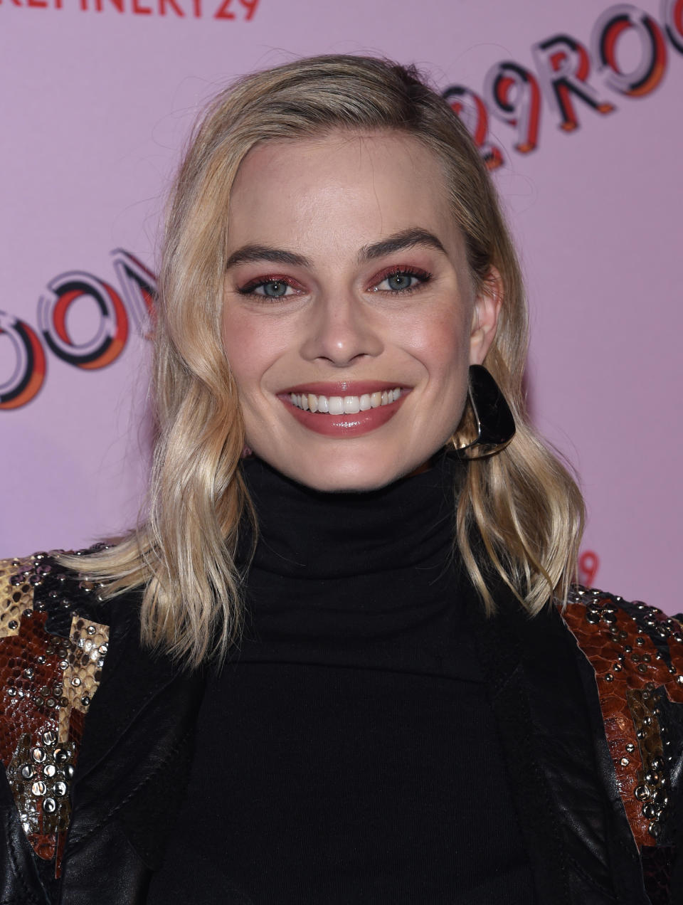Makeup artist <a href="https://www.instagram.com/p/BcZ__hOhL0M/?hl=en&amp;taken-by=patidubroff" target="_blank">Patti DuBroff</a>&nbsp;created this red-toned makeup look on Margot Robbie for the opening night of 29Rooms: Turn it into Art in Los Angeles, Dec. 6, 2017.&nbsp;