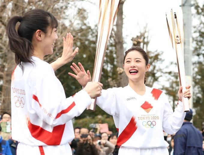 石原聰美（右）是東京奧運聖火形象大使，去年在長崎縣排演聖火傳遞，今年是否現身仍是未知數。（翻攝自產經體育報）