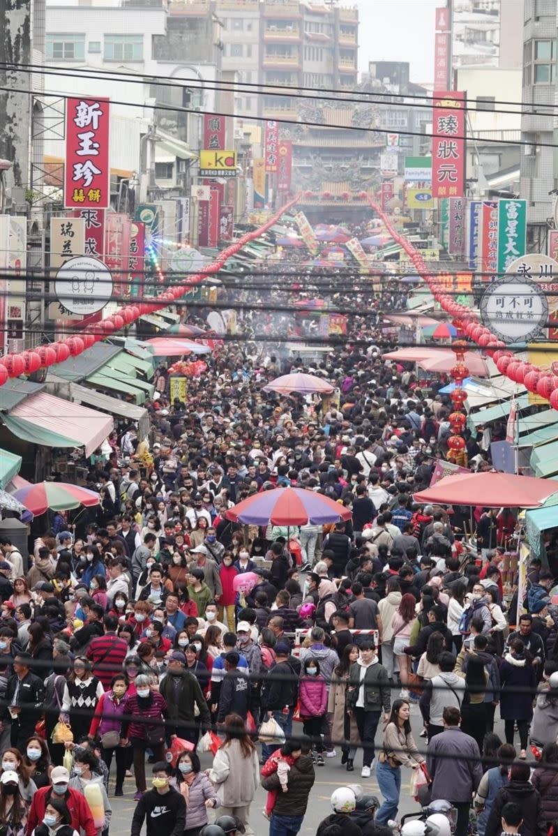 春節連假期間，大量走春人潮湧入北港拜拜祈福，為新年帶來好運氣。（圖／翻攝畫面）