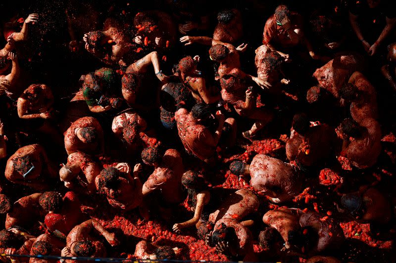 La fiesta de la Tomatina vuelve tras la prohibición por COVID-19, en Buñol