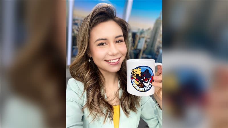 Tiffany Meier在個人推特曬出台灣黑熊痛扁小熊維尼圖樣的馬克杯。（圖／翻攝自Tiffany Meier推特）