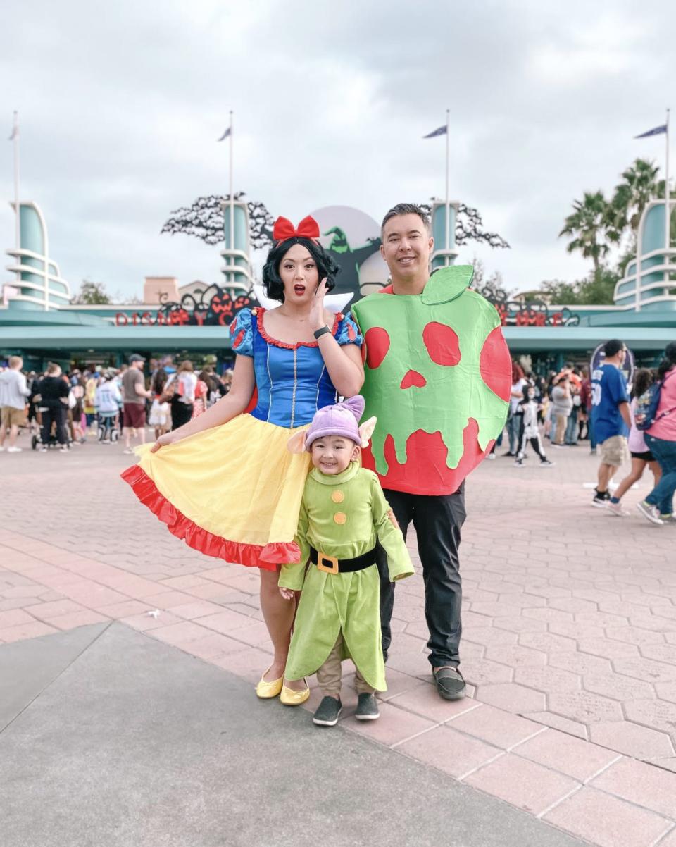 Disney fan Jenn and her family dress as "Snow White and the Seven Dwarfs" for Halloween.