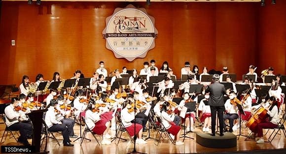 港明高中迎接60週年校慶系列活動首部曲讓愛傳承感恩音樂會在臺南市新化演藝廳隆重登場，精彩演出吸引眾多家長入場聆聽。（記者李嘉祥攝）