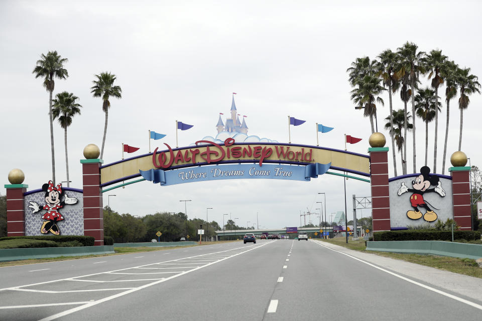 La carretera de entrada a Walt Disney World tiene pocos autos el lunes 16 de marzo de 2020 en Lake Buena Vista, Florida. (Foto AP / John Raoux)