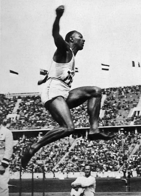 L'Américain Jesse Owens au saut en longueur aux JO de Berlin, le 4 août 1936 (CORR)