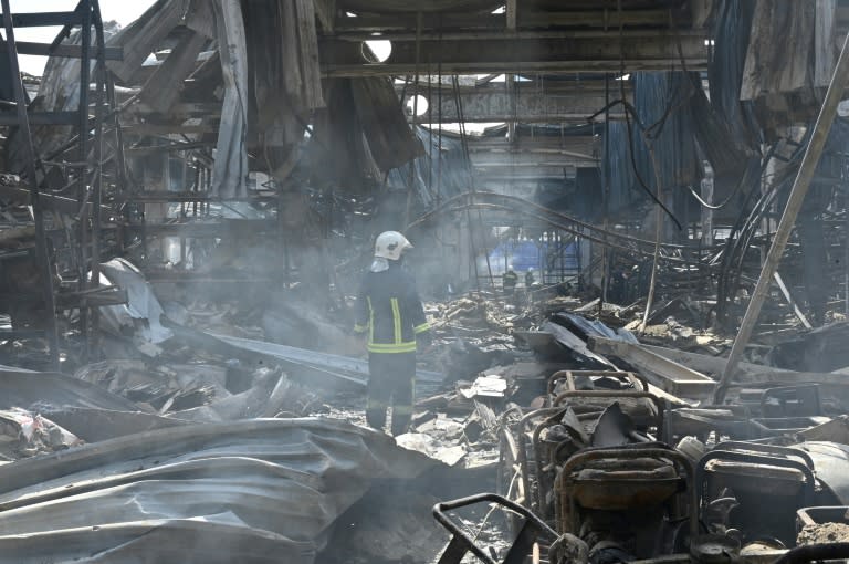 Un trabajador del servicio de emergencias ucraniano supervisa entre los escombros causados por un ataque aéreo ruso contra un supermercado en Járkov, en el noreste de Ucrania, el 26 de mayo de 2024 (SERGEY BOBOK)