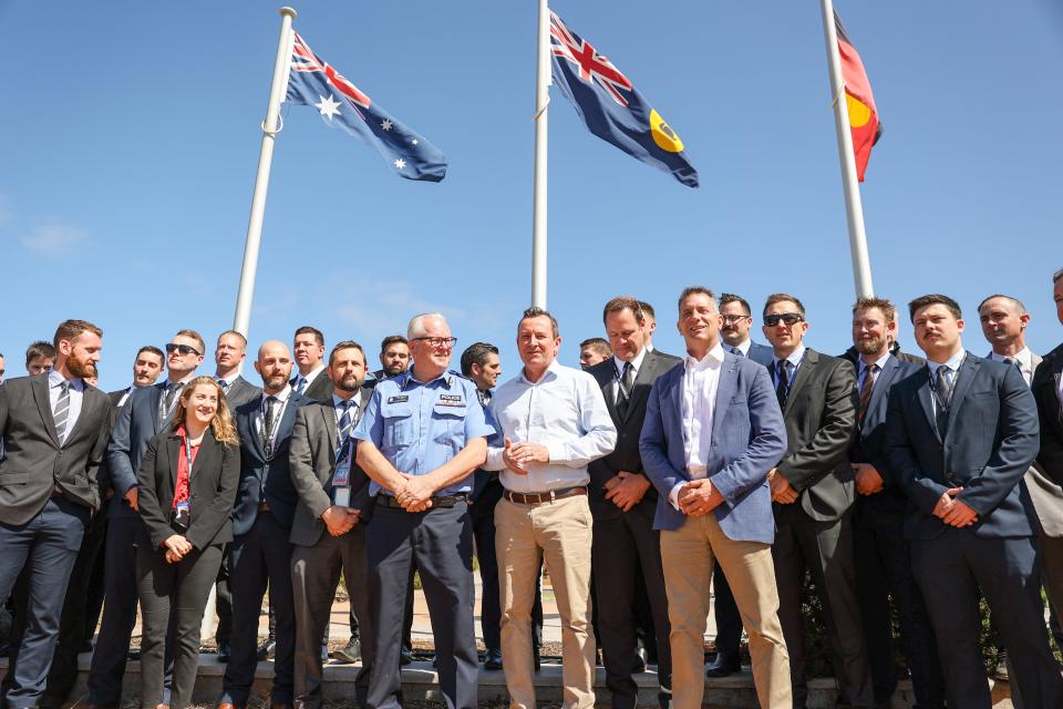 Western Australia Premiere Mark McGowan poses with police officers after speaking at a press conference in front of the Carnarvon Police Station on 4 November 2021 in Carnarvon, Australia (Getty Images)